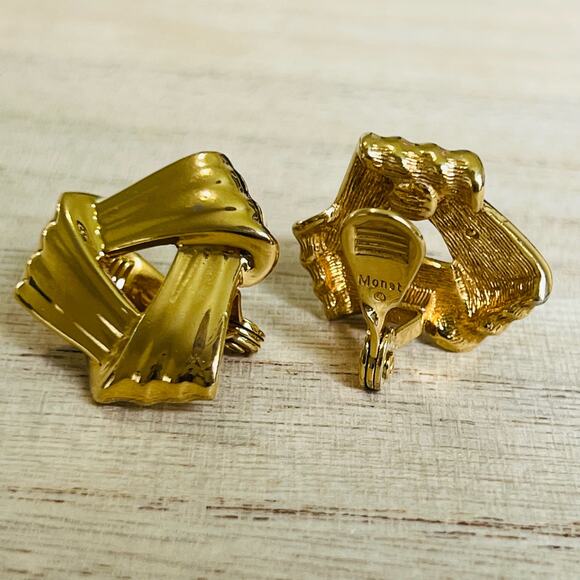 Vintage Monet Signed Gold Tone Clip-On Earrings - Picture 1 of 5